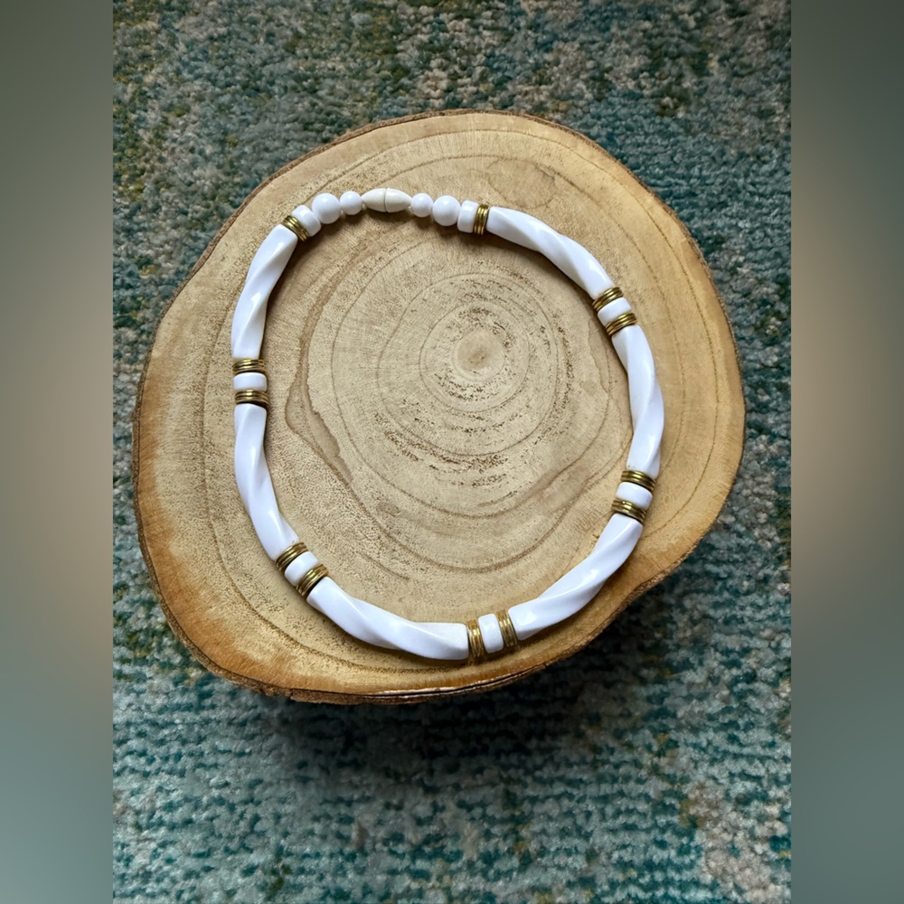 Vintage 80s white and gold beaded wavy choker necklace